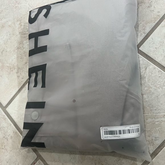 SHEIN PETITE High Waist Flap Pocket
Cargo Jeans
Color: Grey - Picture 9 of 11